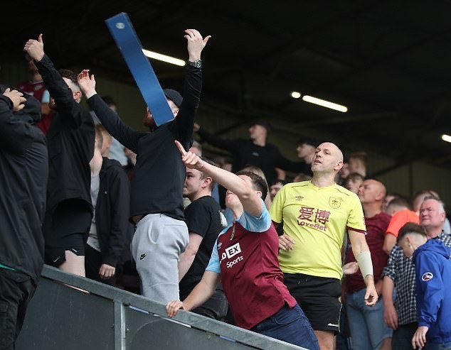Choáng! CĐV Arsenal đấm nhau trên khán đài - Bóng Đá