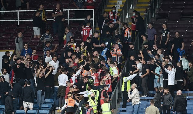 Choáng! CĐV Arsenal đấm nhau trên khán đài - Bóng Đá