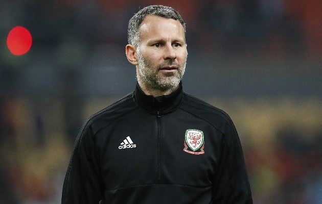 Hughes: Giggs close to landing Man Utd job - Bóng Đá