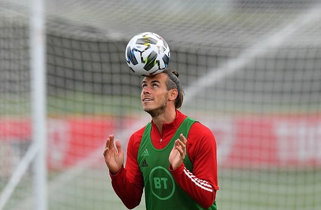 we know why Zidane leaves Bale on the bench': Fans react to incredible photos of Real Madrid letting his hair down on Wales duty - Bóng Đá