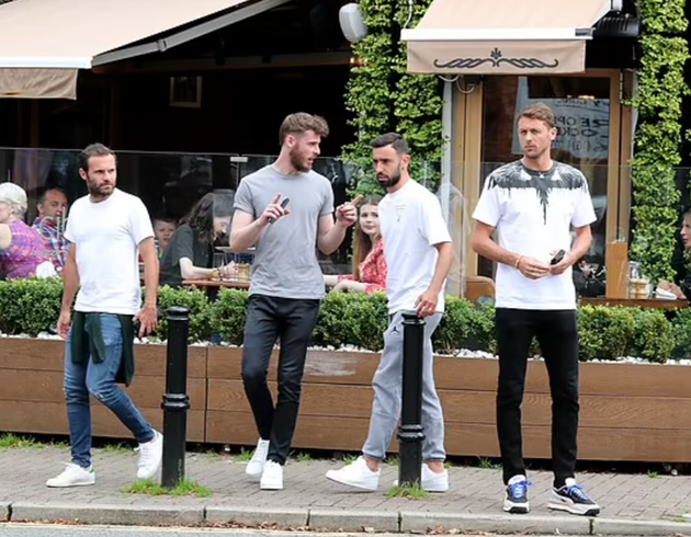 David de Gea and Bruno Fernandes left in fits of laughter after sharing a joke - Bóng Đá
