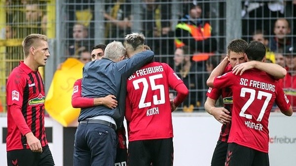 United fans react to Van de Beek's friendly debut against Aston Villa - Bóng Đá