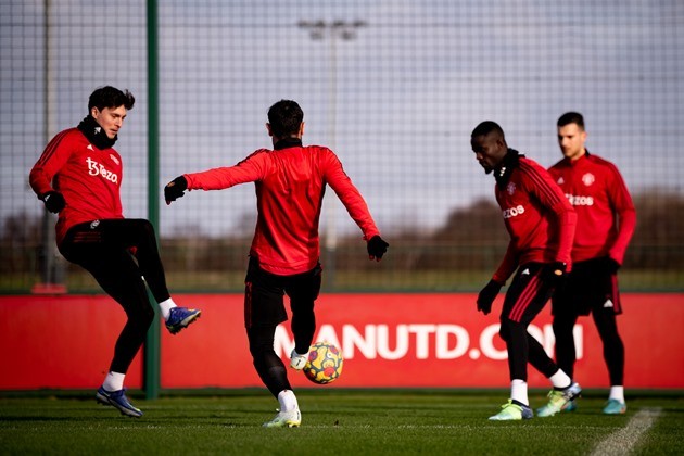Arsenal fans HANG EFFIGY and call on Stan Kroenke to quit as thousands protest outside Emirates as police intervene - Bóng Đá