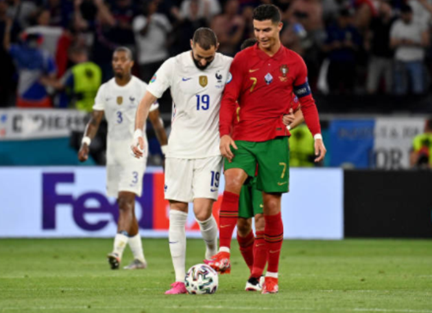 Ảnh CR7 bắt tay với Benzema - Bóng Đá
