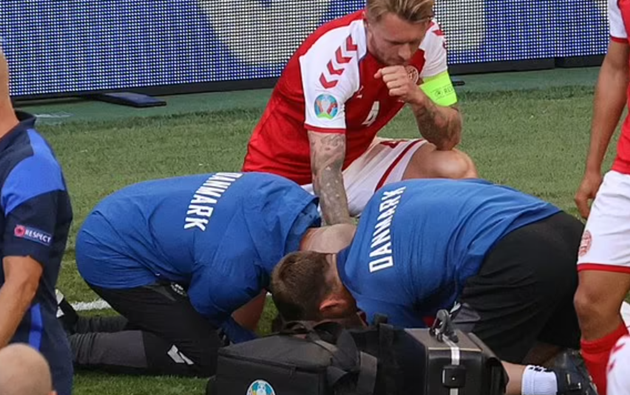 Simon Kjaer cleared Christian Eriksen's airways - Bóng Đá