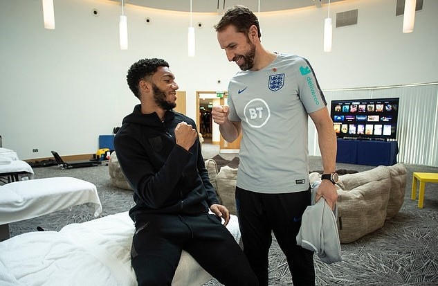 Raheem Sterling AXED by Gareth Southgate after trying to grab Joe Gomez by the neck in England canteen - Bóng Đá