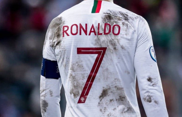 Ronaldo slams 'potato field' pitch, says not 100 percent - Bóng Đá