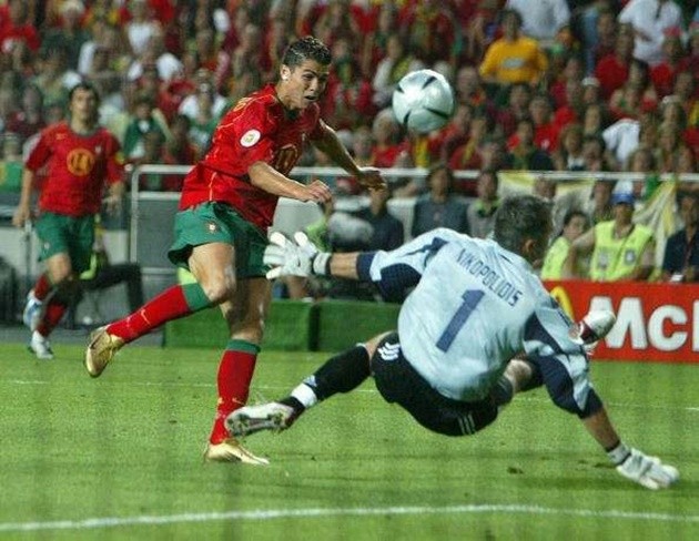 Martial nhận thẻ đỏ vì Cavani? - Bóng Đá