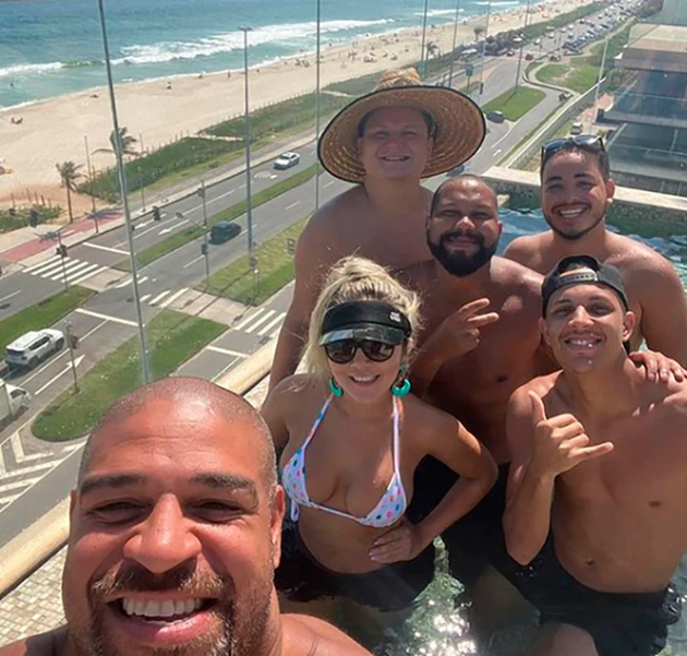 Brazil’s Adriano ‘secretly dating two stunning ex-girlfriends at same time - Bóng Đá