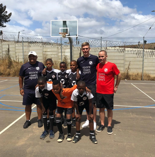 rsenal new signing Alex Runarsson became keeper because of burst appendix, has glamorous Wag and donates to Common Goal - Bóng Đá