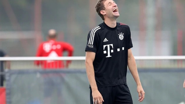 Bayern Munich tập luyện, nhà vô địch World Cup khoe mái tóc cực lạ - Bóng Đá