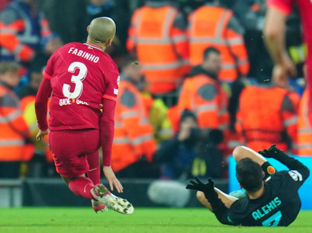 Cô vợ nóng bỏng của Fabinho lên tiếng sau cú vào bóng của Sanchez - Bóng Đá