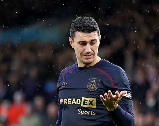 Cầu thủ Burnley lãnh trọn chai nước từ CĐV quá khích, FA vào cuộc - Bóng Đá