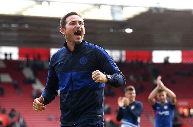 Gạt bỏ sự kình địch, 2 cựu sao Chelsea tung hoành ngoài đường phố - Bóng Đá