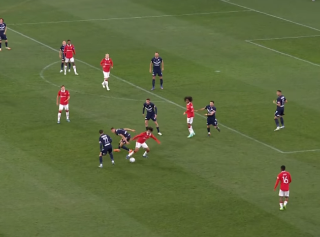 Zidane của M.U xoay compa ảo diệu, khiến hàng thủ Melbourne choáng váng - Bóng Đá