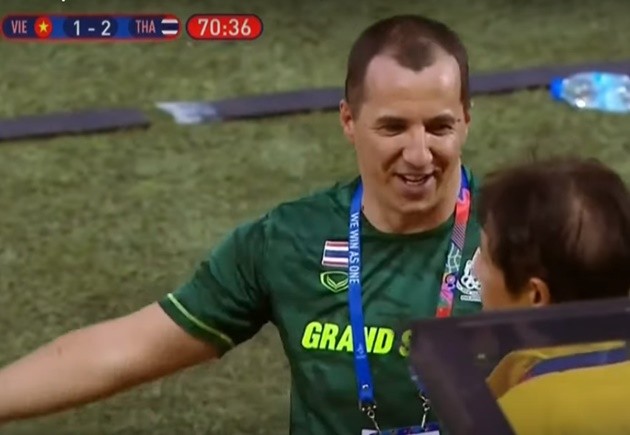 Trợ lý Sasa Todic ôm đầu vì bị đá lại pen - Bóng Đá