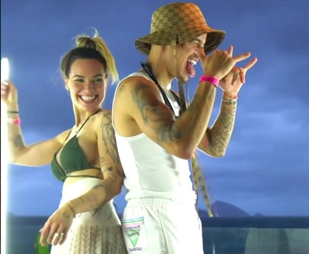 Vợ Coutinho diện bikini, quẩy cực nhiệt ở tiệc bể bơi - Bóng Đá