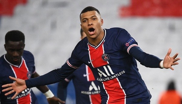 Trượt cỏ thất bại, sao trẻ Arsenal tiếp đất hài hước bằng đầu - Bóng Đá