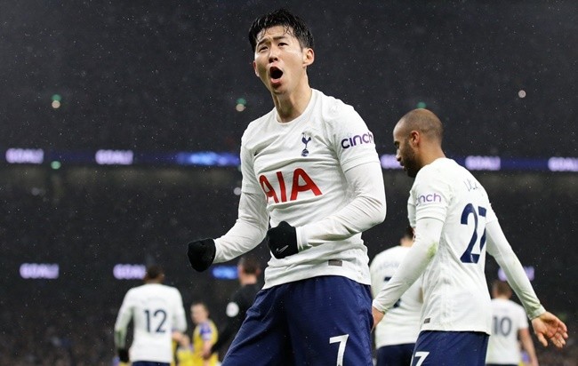 Son Heung-min đang phả hơi nóng vào Salah - Bóng Đá