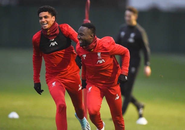 2 vệ sỹ hộ tống Ronaldo đến sân tập - Bóng Đá