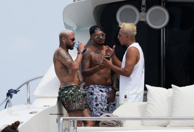 Neymar seems to have gained a lot of weight: new holiday photos are popping up - Bóng Đá