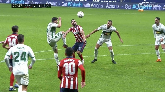 La Liga: VAR fails to overturn Atletico Madrid penalty despite Diego Costa's ridiculous dive - Bóng Đá