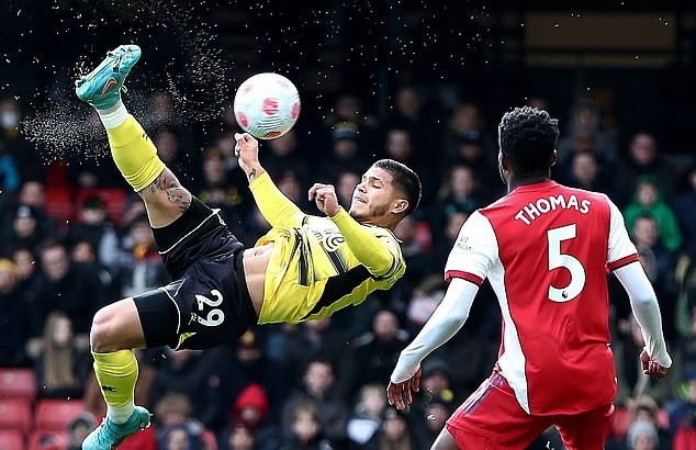 Trận Watford - Arsenal tái hiện siêu phẩm ngả bàn đèn của Rooney - Bóng Đá