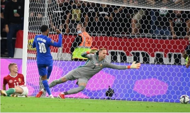 Vẻ mặt thất kinh của Lingard trước màn ăn mừng của đồng đội - Bóng Đá