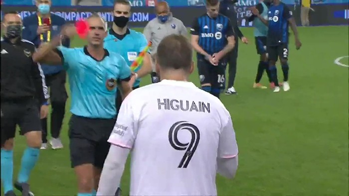 Họa vô đơn chí, Higuain nhận án phạt nặng vì tranh cãi với trọng tài - Bóng Đá