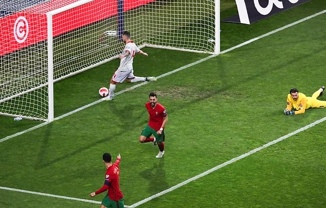 Ronaldo chỉ tay vào Fernandes và 2 pha chạm bóng tinh tế - Bóng Đá