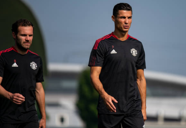 CHÍNH THỨC: Ronaldo ký hợp đồng với Man Utd - Bóng Đá