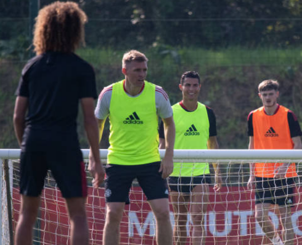 CHÍNH THỨC: Ronaldo ký hợp đồng với Man Utd - Bóng Đá