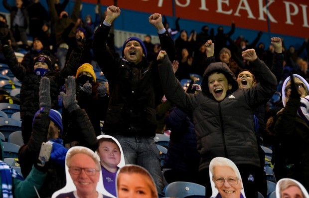 Lần đầu tiên sau 8 tháng, khán giả đã có mặt trên khắp SVĐ nước Anh - Bóng Đá