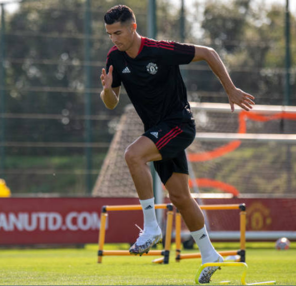 CHÍNH THỨC: Ronaldo ký hợp đồng với Man Utd - Bóng Đá