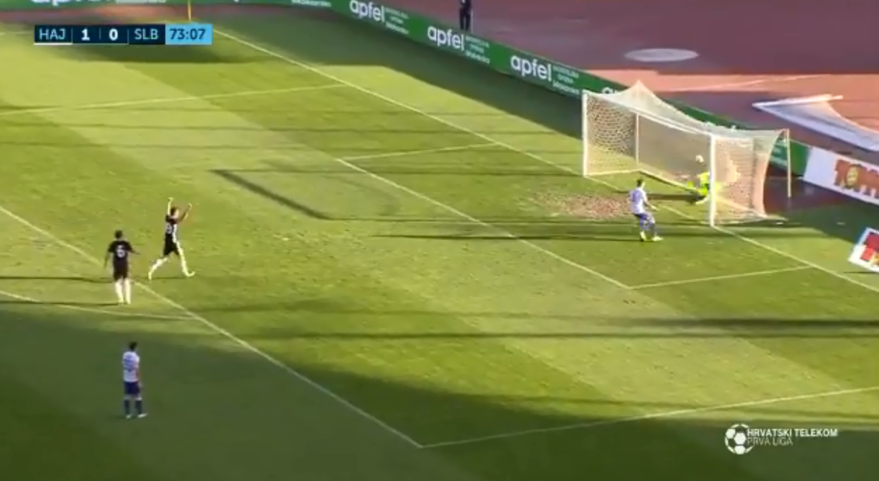 Thủ môn để bị thủng lưới trong lúc mải ăn mừng bàn thắng 'ma' - Bóng Đá