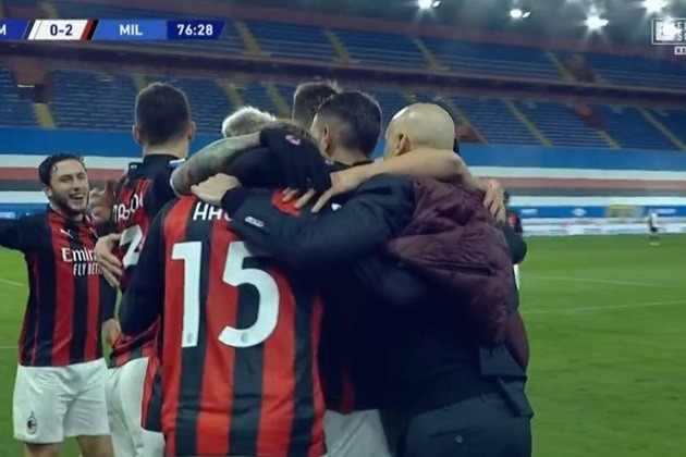 Quá phấn khích vì các học trò, HLV AC Milan có hành động lạ - Bóng Đá