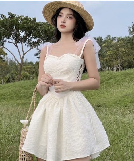 Thiết kế skater với phần eo cao và chân váy xòe nhẹ là một trong những lựa chọn hiệu quả nhất cho vóc dáng nhỏ nhắn.