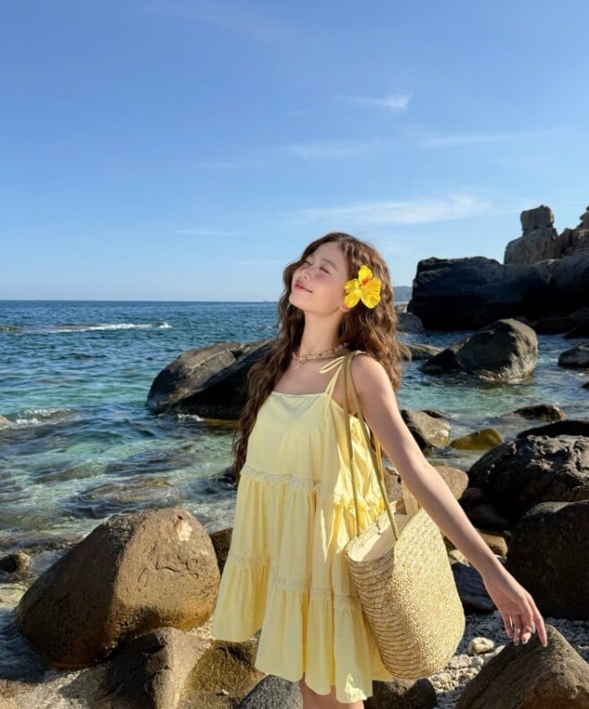 Với phom dáng xòe nhẹ từ trên xuống, váy trapeze mang lại sự thoải mái nhưng vẫn giữ được độ thanh thoát cho tổng thể.