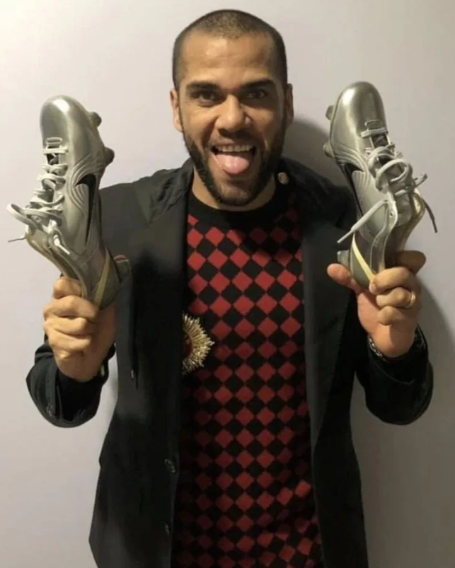 Aubameyang, Benzema and Luiz swear by RareBoots4U, a company that specialises in selling vintage boots for £500 a pair - Bóng Đá