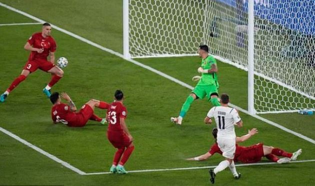 Hậu vệ Juventus phản lưới nhà, 'tặng' Ý bàn thắng đi vào lịch sử EURO - Bóng Đá