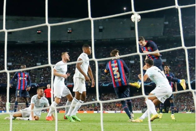Lewandowski lập cú đúp, Barca 