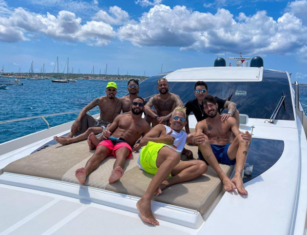 Neymar hugs ex Carol Dantas on boat in Ibiza - Bóng Đá