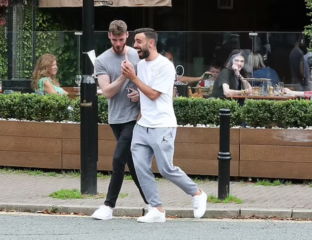 David de Gea and Bruno Fernandes left in fits of laughter after sharing a joke - Bóng Đá