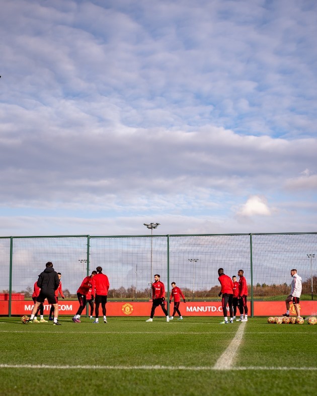 Arsenal fans HANG EFFIGY and call on Stan Kroenke to quit as thousands protest outside Emirates as police intervene - Bóng Đá