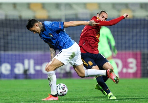 Three red cards in a minute as it all kicks off between Spain and Italy U21s – Barcelona’s Mingueza receives a straight red - Bóng Đá