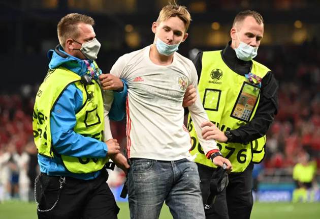 Euro 2020 pitch invader advertises cryptocurrency in skimpy outfit during Belgium’s clash with Finland - Bóng Đá