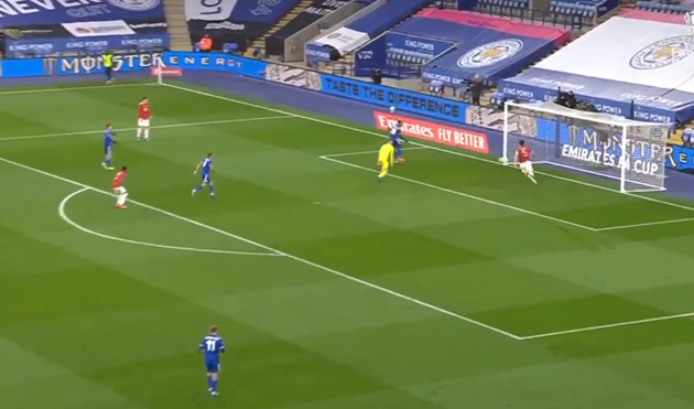 Watch Fred blunder gift Kelechi Iheanacho a Leicester opener - Bóng Đá