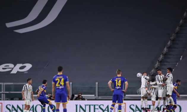 Watch Cristiano Ronaldo duck out the way of free-kick goal - Bóng Đá