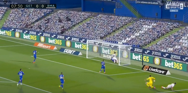 Real Madrid star Mariano in disbelief after VAR rules out goal vs Getafe for incredibly tight offside - Bóng Đá