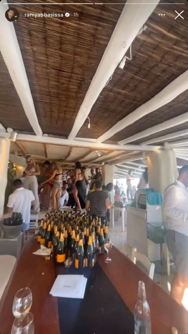 Đại diện Salah ăn mừng với chân dài và sâm panh - Bóng Đá